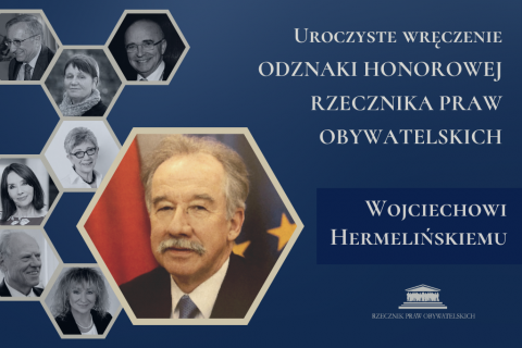 Granatowa plansza ze zdjęciem sędziego, w tyle zdjęcia innych odznaczonych przez RPO