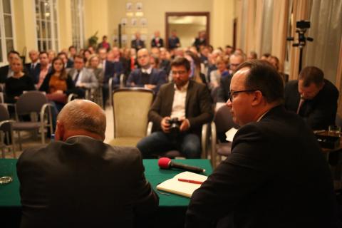 Debata na sali pełnej ludzi, widok od strony panelistów